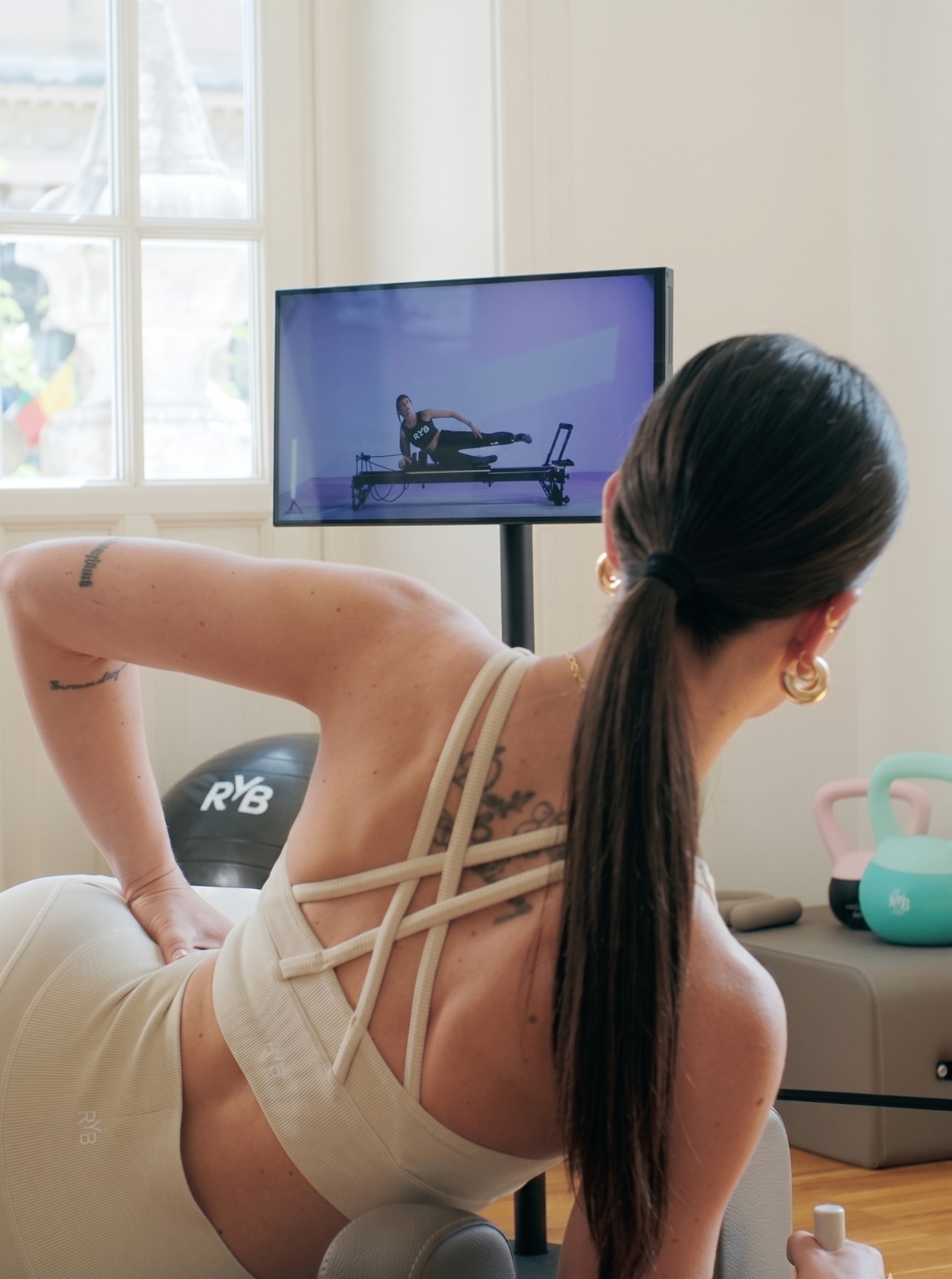 Cliente di Studio Stream durante una sessione Reformer premium